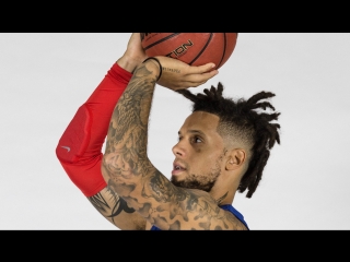 Баззер Дэниэла Хэккетта с центра площадки