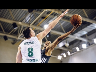 Блок Йонаса Мачюлиса в матче против ВЭФ