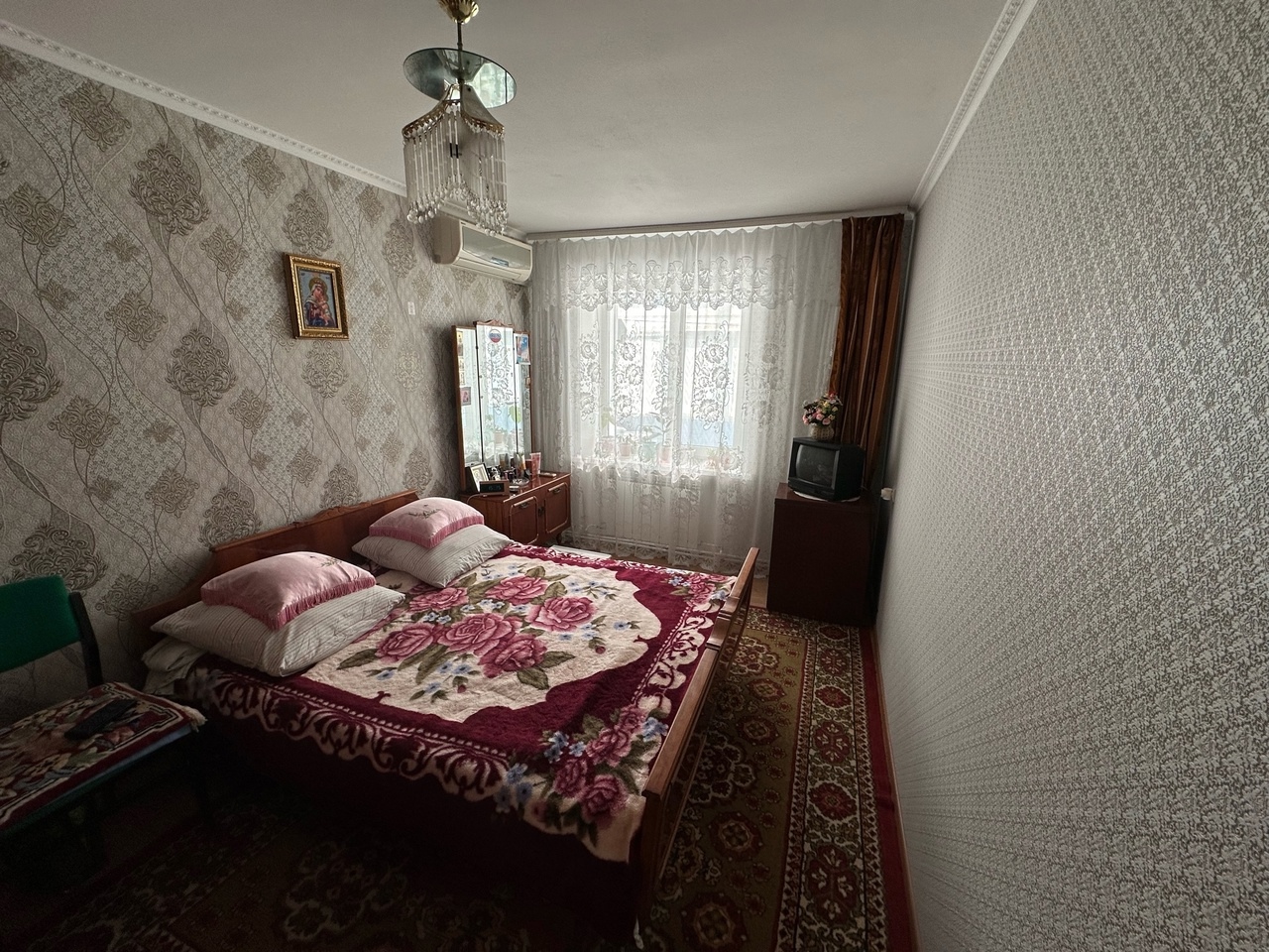 Продам 4-х комн. квартиру в г. Луганск, ул. Тухачевского, дом 11-б, с А/О – новый 2-х контурный котел, на 7 этаже 10 этажного кирпичного дома, общей площадью – 79,8 м2, жилой – 51,8 м2, кухня – 9 м2. Хорошее жилое состояние – ремонт сделан в конце 2022 г., комнаты изолированные, наружное утепление, 2 лоджии, ...