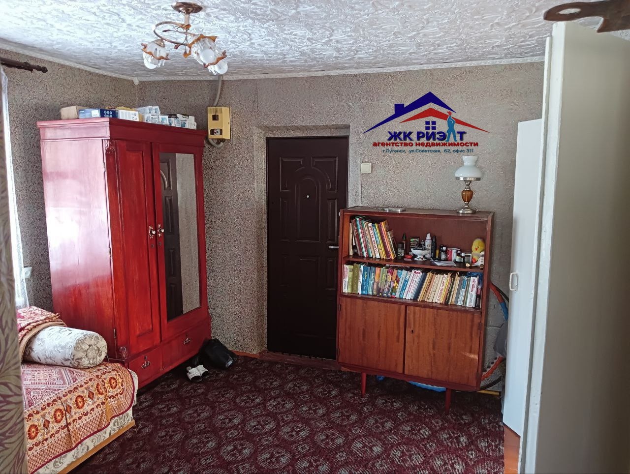 В продаже дом по улице Холмистая (р-н остановки "Улица Филатова") г.Луганска. ✅Дом кирпичный, на высоком фундаменте. Санузел в доме. ✅Участок 6 соток. Во дворе - летняя кухня (газифицирована), а также сарай с подвалом. Сад с молодыми деревьями. ✅Рядом с домом находится продуктовый магазин. До остано...