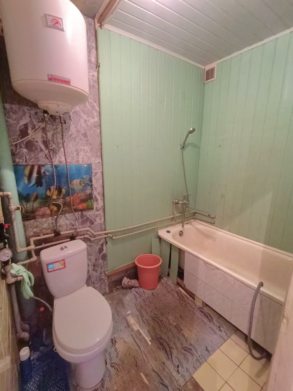 Продам 2-ком квартиру в Луганске на кв. Комарова (р-н Империя) 3/5 эт, 47м2 общ. площ. Квартира теплая, не угловая. М/П окна, балкон застеклён, обшит пластиком. Все коммуникации поменялись, новые радиаторы отопления. С/У совмещён, бойлер. Хорошая входная дверь. Удобное местоположение. Цена 4,5 млн руб +7959-2...