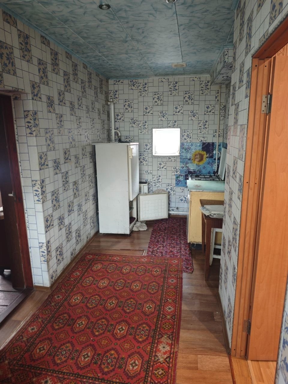 г. Алчевск Продается дом с индивидуальным отоплением по улице Менделеева, район ( Депо). Общей площадью 53,4 кв. м. В доме 3 комнаты( спальня, зал, гостинная),кухня, санузел в доме. Окна МП, входная дверь деревянная, одноконтурный котел, газовая колонка. На территории дома имеются хозпостройки: вольер, 2 сара...