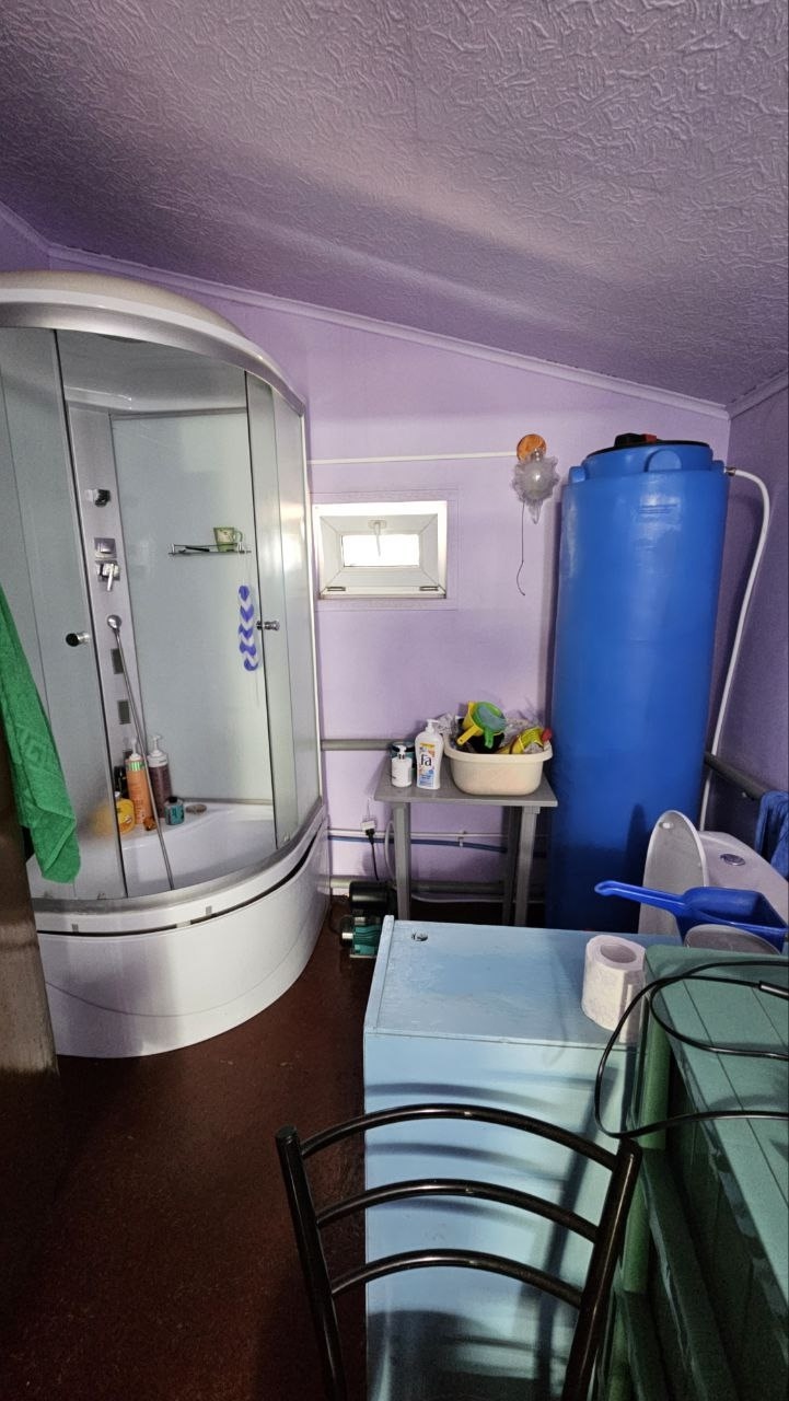 💥🏡Пол дома в Свердловске, ул. Орджоникидзе, р-н Пожарной части. 🛏️Формат: 2 комнаты, кухня, санузел в доме. 💦Есть сливная яма, вода постоянно.🪟 Окна металлопластиковые. 🔥Твердотопливный котёл с автоматикой, газовая труба проходит возле дома. 👌Хорошее жилое состояние, натяжные потолки.🚿Бойлер, душевая кабина. ...