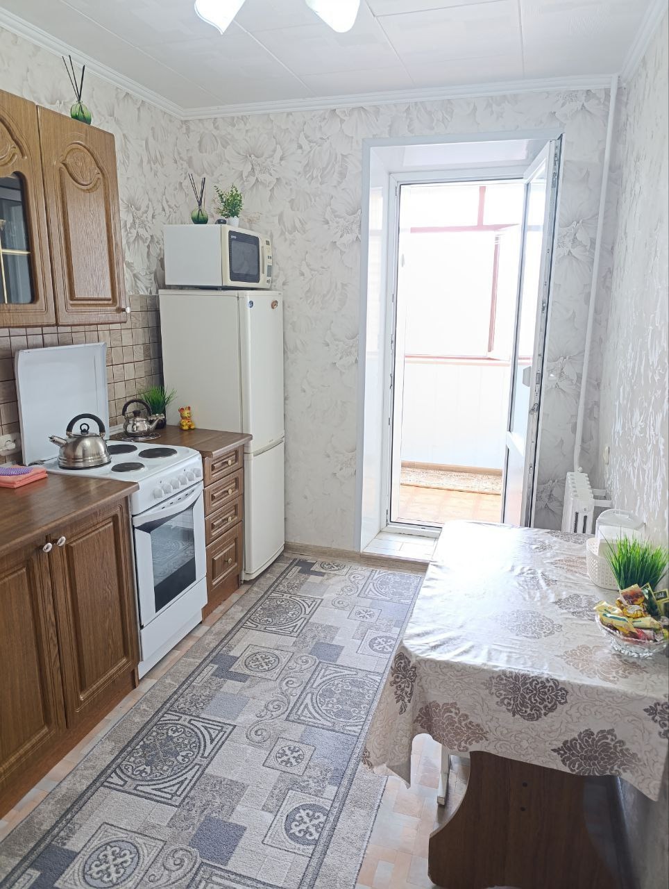 Продам 1-к квартиру в Луганске, Артёмовский р-н, кв.Ольховский. 10/14 эт , 36,3 м2 общая площадь Квартира в отличном жилом состоянии, после ремонта - М/П окна, балкон застеклён, проводка, коммуникации новые, ламинат. Хорошее расположение. . Цена 4,9 млн руб +7959-216-43-31 +7959-505-37-17 Елена ...